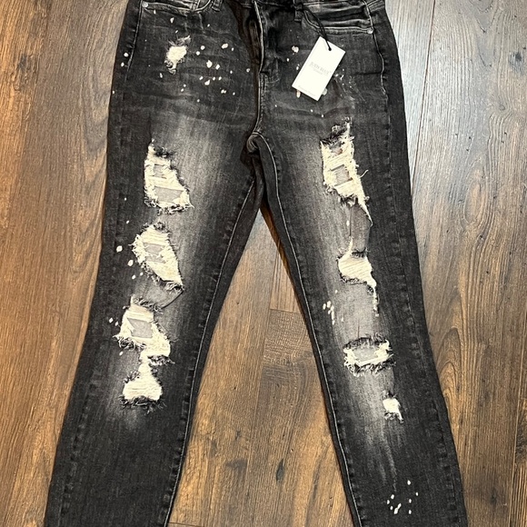 NWT Judy Blue Black Destroyed Mid Rise Roll Cuff Boyfriend Jeans JB8867 - Picture 2 of 4